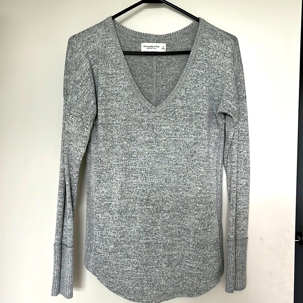 Abercrombie grey v-neck long sleeve top
